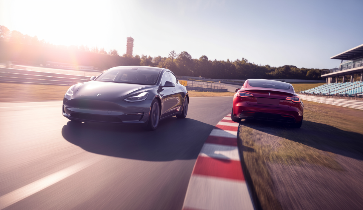 Vue dynamique de voitures Tesla sur le circuit de Nürburgring
