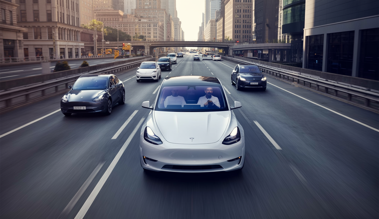 Tesla Model Y en conduite autonome supervisée sur une autoroute urbaine, avec affichage numérique du système Full Self-Driving en action